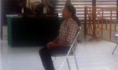 Salah satu saksi, Veronika Langobelen, bidan desa yang memandikan jenasah almarhum Linus Notan sedang bersaksi di PN Lewoleba (foto: vinsenkerong)
