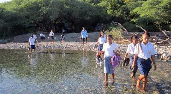 Siswa Bioba Baru, Amfoang setiap hari harus melewati kali taen agar bisa sampai ke sekolah (foto: dok.candraazhari)