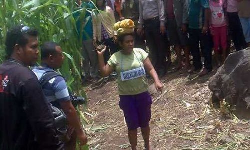 Siti Halima nogo saat memberikan kesaksian di Pengadilan Negeri Lewoleba, 20 agustus 2015, pada kasus pembunuhan Linus Notan. (foto: vinsenkerong)