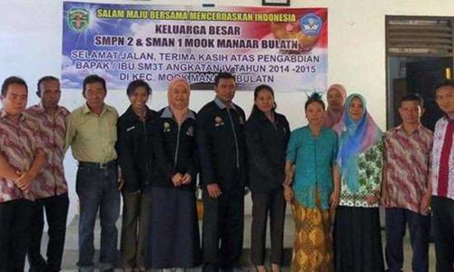 Guru Guru SM3T saat perpisahaan di sekolah tempat mereka mengabdi di Kabupaten Kutai Barat (foto: docyustina)