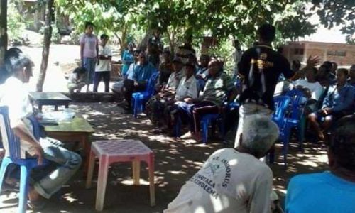 Masyarakat desa painapang saat penjaringan kepala desanya (foto; thobias ruron)