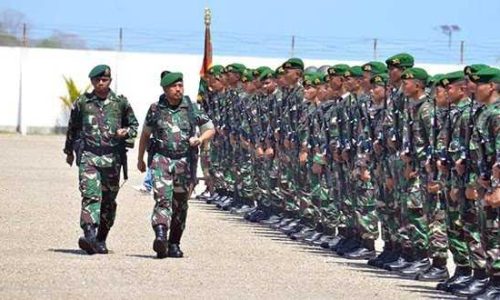 Pasukan penjaga perbatasan saat apel pelepasan akhir masa tugas di batas RI-RDTL (foto: sandrowangak)