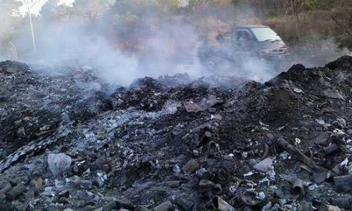 Sampah di TPA yang dibakar, asapnya mengganggu warga sekitar (foto: thobiasruron)