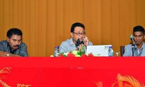 Bupati Lembata, Eliaser Yentji Sunur, ST (tengah) saat menghadiri acara pelantikan Anggota Baru Angkatan Muda Mahasiswa Ile Ape (AMMAPAI) periode 2015/2016 Kupang, 9 Oktober 2015 di Hotel T-more (foto: akoeskrowimaking)
