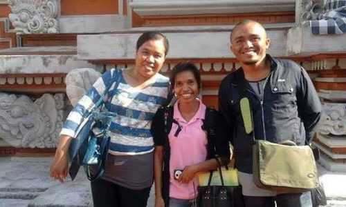 Hildegardis Ose Mudamakin, diapiti Apolonia G. Gola, Petrus Paulus Puru Tukan saat tiba di Denpasar (foto: masankian)