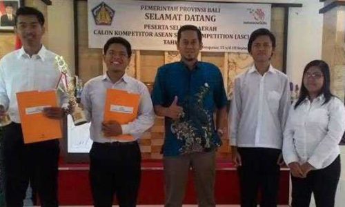 I Komang Juni Artawan, Dewa Gede Mahendra Putra dan Sofwan Hanief (tengah) (foto: sabonnama)