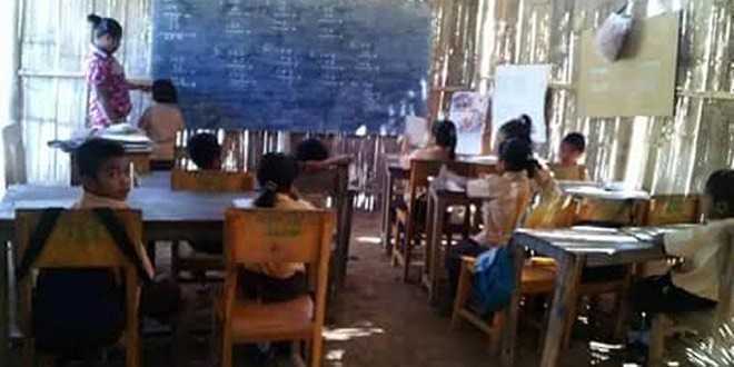 Guru dan Murid SDN Atakowa sedang proses KBM di sekolanya yang berdinding bambu. (foto: erlinabon)