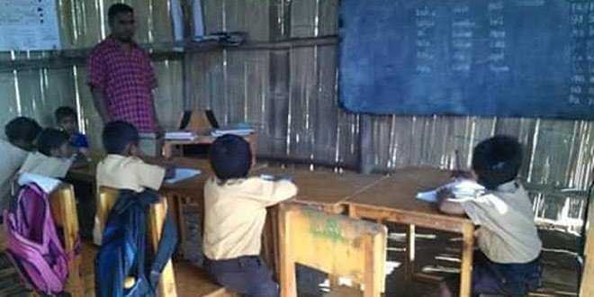 Guru dan Murid SDN Atakowa sedang proses KBM di sekolanya yang berdinding bambu. (foto: erlinabon)