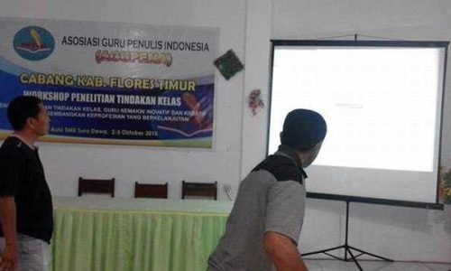 Panitia sedang melakukan persiaan untuk kegiatan workshop PTK untuk guru se Flotim (foto: masankian)
