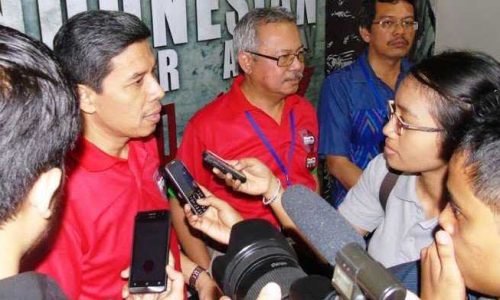 (dari kiri) Ricky Arif Gunawan, Prof. Dr. Zaninal Abidin Hasibuan dan Dr. Dadang Hermawan memberi keterangan pers usai pembukaan ICA IV 2015. (foto:rahmansabonnama)