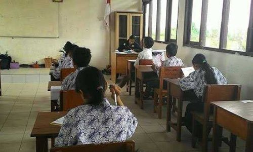Siswa SD Mook Manaar saat sedang mendengar pelajaran bahasa Indonesia. (foto:doc.yuskukun)