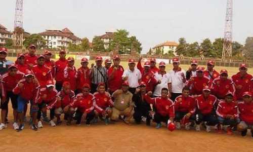 Tim sepak bola Pra PON NTT saat diperkenalkan di Stadion Ngurah Rai Bali (foto sabonnama)