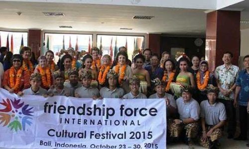Anggota Friendship Force International (FFI), saat mengunjungi STIKOM Bali di Denpasar (foto: rahmansabonama)