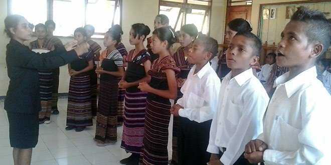 Foto : Siswa SATAP Riangopuho saat menyanyikan lagu daerah (foto: thobiasruron)