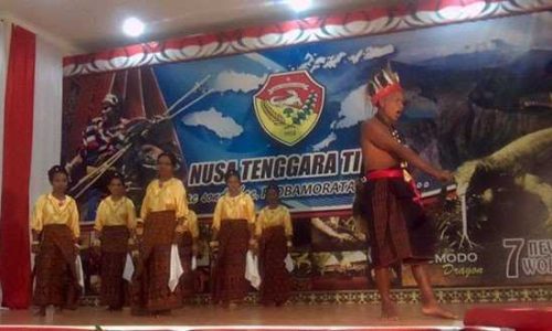 Tarian Hegong dari sikka merupakan budaya ras Melanesia dipentaskan saat jamuan makan malam bersama Gubernur Frans Lebu Raya, 26 Oktober 2015 (foto: sandrowangak)