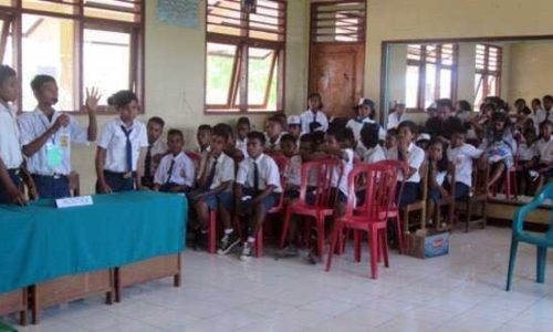 Foto : siswa/i SATAP Riangpuho belajar debat da public speaking (foto: berelanan)