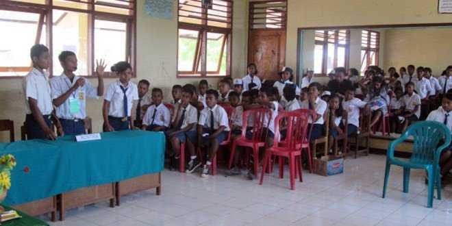 Foto : siswa/i SATAP Riangpuho belajar debat da public speaking (foto: berelanan)