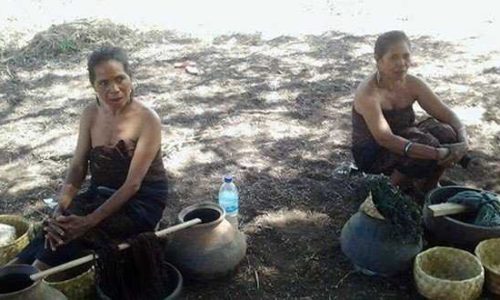 Foto : Wanita Lamaholot (foto:sandrowangak)