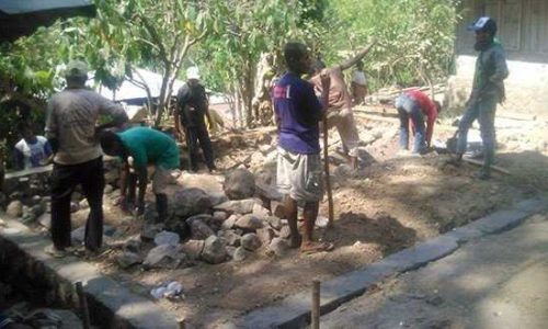 Foto : warga desa painapang sedang membangun rumah bantuan Anggur Merah (foto: thobias ruron)