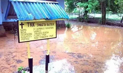Halaman sekolah TK yang digenangi air saat hujan ((foto: jpaun)