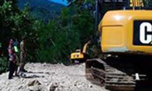 Alat berita yang sedang menggusur jalan di Desa Morba (foto: kamaleng)