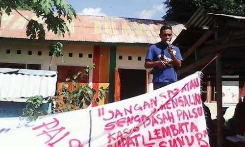 Foto: Aktivis simple saat melakukan orasi di depan Margasiswa (foto: SIMPLE)