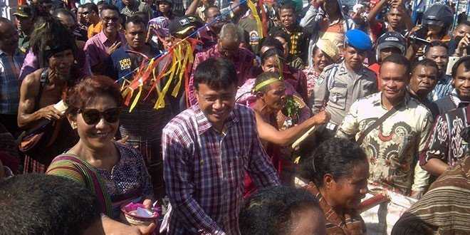 Menteri Susi Pudjiastuti saat diarak dengan tarian dan lagu Son Dai e