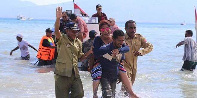 Menteri Susi Pudjiastuti digendong warga saat melakukan panen rumput laut di Desa Babukerong, Lembata, NTT (foto: sandrowangak)
