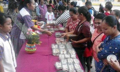 Orang tua siswa/I SMPK Gabriel sedang melihat hasil karya makanan lokal olahan anak anak mereka (foto: masankian)