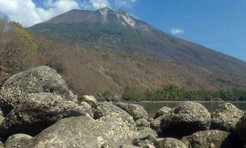 Foto : Pemandangan Teluk Nuhanera (Foto: sandrowangak)