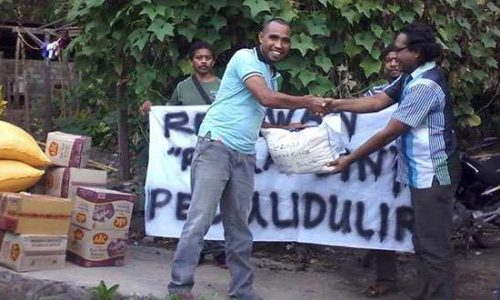 Relawan Rumah Cinta saat menyalurkan bantuan ke Warga Dulir-Kabupaten Lembta ((doc.rumahcinta))