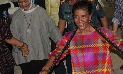 Menteri Susi Pudjiastuti menari tarian dolo-dolo saat melakukan kunjungan kerja ke Lembata, 11 – 12 Juni 2016 (foto: sandrowangak)