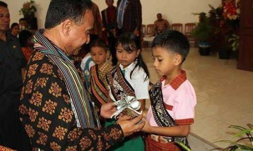 Foto : Jerhans Ledoh saat melepas siswa PAUD di Kecamatan Maulafa, Kota Kupang (foto: takene)