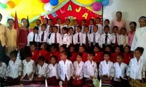 Foto : Guru dan Murid foto bersama saat wisuda TKK St. Dominikus (foto: j.paun)