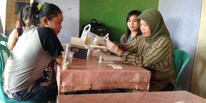 Petugas kesehatan dari PKBI Kota Palembanh sedang melakukan pemeriksaan terhadap klien di populasi kunci (foto: devita)