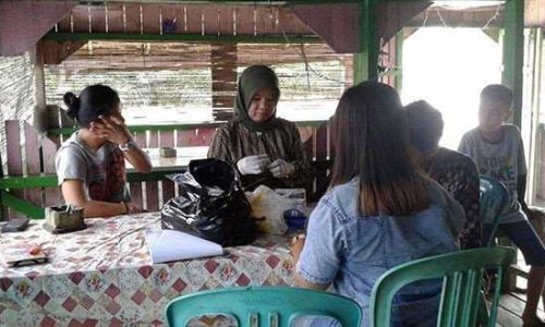 Petugas kesehatan dari PKBI Kota Palembanh sedang melakukan pemeriksaan terhadap klien di populasi kunci (foto: devita)