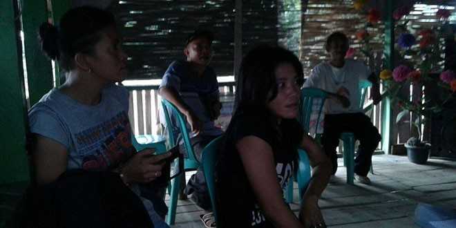 Petugas kesehatan dari PKBI Kota Palembanh sedang melakukan pemeriksaan terhadap klien di populasi kunci (foto: devita)