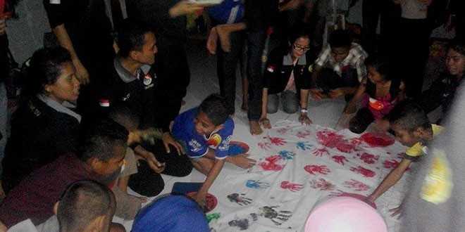 Guru SM3T UNJ saat memberikan bantuan kepada anak panti asuhan di Flotim (foto: ist)