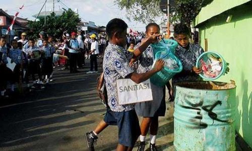 Foto: Kegiatan siswa/i SMPN 1 Lewolema, saat karnaval 2016 di Kota Larantuka (foto: masankian)
