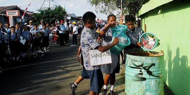 Foto: Kegiatan siswa/i SMPN 1 Lewolema, saat karnaval 2016 di Kota Larantuka (foto: masankian)