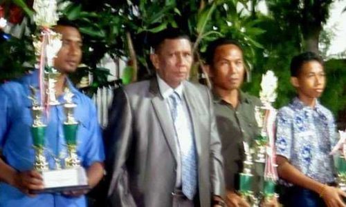 Foto: Maksi Masan Kian, Pembina Osis SMPN 1 Lewolema saat menerima piala (ist)