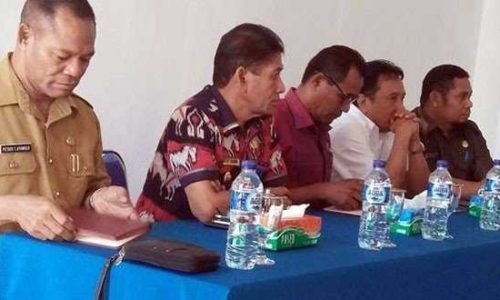 Foto: Pieter Manuk, Penjabat Bupati Lembata pada hari pertama setelah Pelantikan melakukan Rapat koordinasi dengan DPRD Lembata (foto: pieterbalawukak)