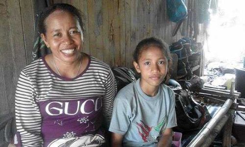 Foto : Priska Lolita Prada Ruron didampingi Mamanya Anye Tukan di kediaman mereka di Dusun Welo Desa Painapang Kecamatan Lewolema (foto: masankian)