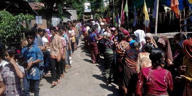 Foto: Salam damai umat Katolik dan Islam saat jari raya idul fitri 2016 (foto: masankian)