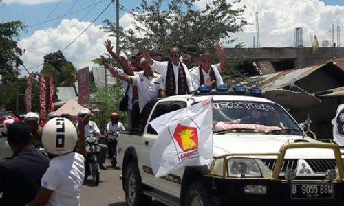 Foto : Paket TITEN, Herman Wutun – Vian Burin menuju ke Kantor KPUD Lembata, untuk mendaftarkan diri (foto: edilamak)