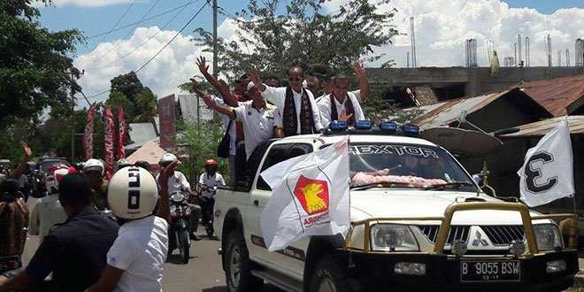Foto : Paket TITEN, Herman Wutun – Vian Burin menuju ke Kantor KPUD Lembata, untuk mendaftarkan diri (foto: edilamak)