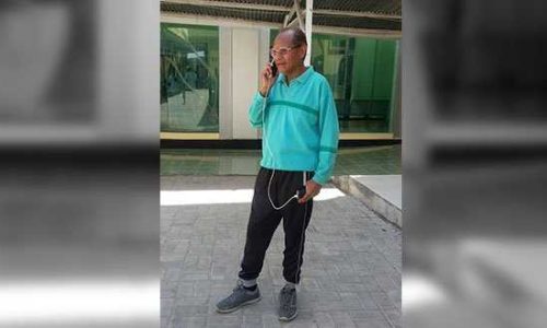 Foto : Herman Wutun terlihat santai menjalani tes kesehatan di RSUD Johanez (foto:sandrowangak)