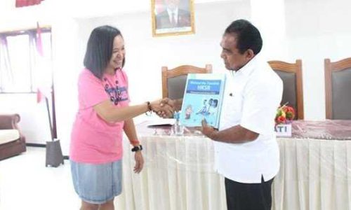 Foto: Koordinator IHAP-NTT Maria Eustachia (kiri) menyerahkan buku Matoal He Tanoina HKSR kepada Bupati TTU, Raymundus Fernandez