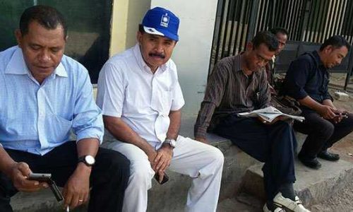 FOTO : Lukas Witak (bertopi PAN) didampingi Ferdinandus Leu saat memberikan keterangan kepada wartawan di RSUD Johanez Kupang (foto:sandrowangak)