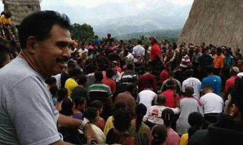 FOTO : Lukas Witak diantara orang kampung (doc.pendukunglukaswitak)